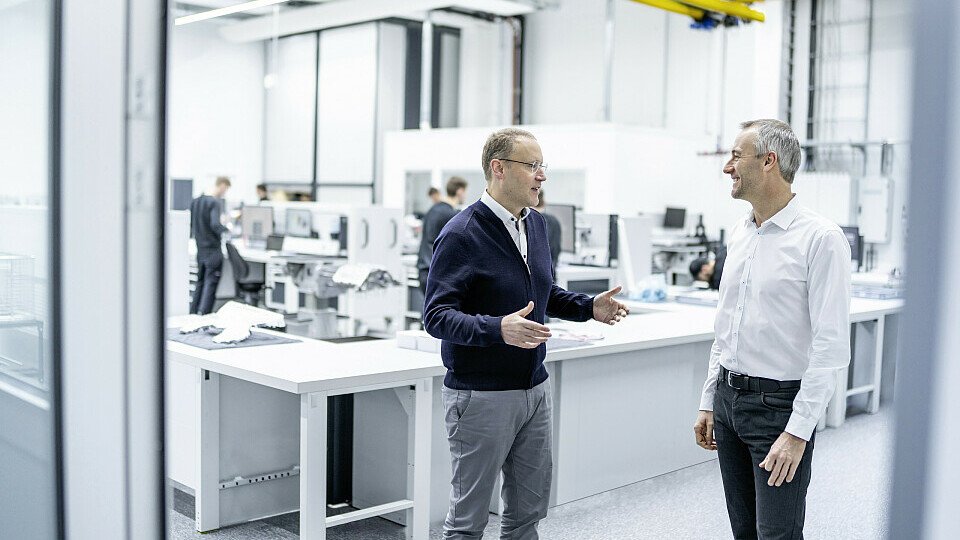 Stefan Dreyer (links) und Adam Baker (rechts) in einer der Werkstätten für den Verbrennungsmotor Stefan Dreyer (links) und Adam Baker (rechts) in einer der Werkstätten für den Verbrennungsmotor