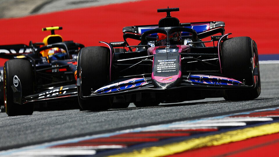 Alpine-Pilot Esteban Ocon vor Max Verstappen im Red Bull Alpine-Pilot Esteban Ocon vor Max Verstappen im Red Bull