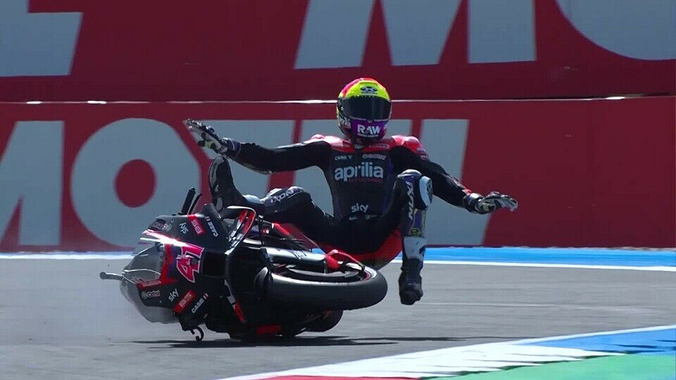 Aleix Espargaro stürzt im MotoGP-Training von Assen