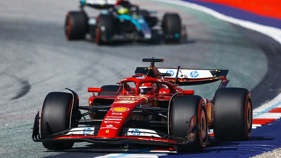 Charles Leclerc (Ferrari) vor Lewis Hamilton (Mercedes) am Red Bull Ring im Sprint Qualifying zum Österreich GP 2024