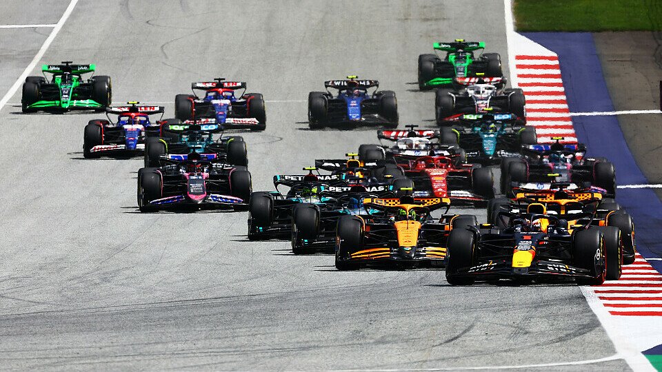 Polesetter Max Verstappen (Red Bull) gewinnt den Start vor Lando Norris (McLaren)