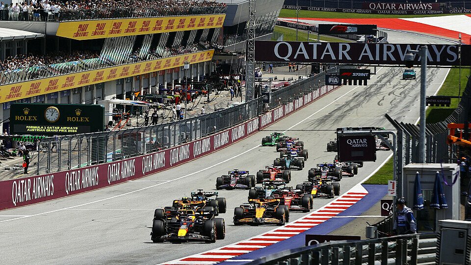 Polesetter Max Verstappen (Red Bull) gewinnt den Start vor Lando Norris (McLaren)