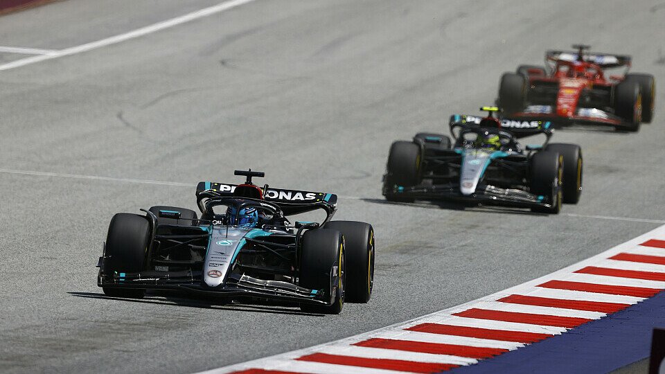 George Russell und Lewis Hamilton (beide Mercedes) vor Charles Leclerc (Ferrari)