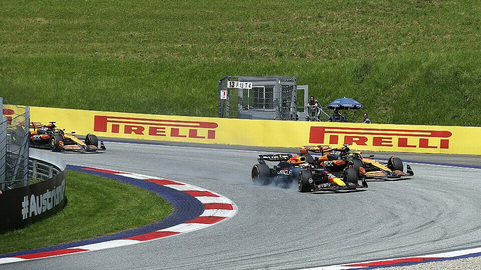 Red Bull-Pilot Max Verstappen überholt Lando Norris im McLaren vor dem zweiten McLaren mit Oscar Piastri 