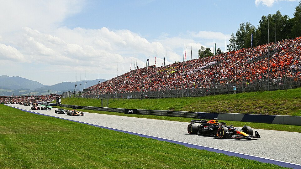 Polesetter Max Verstappen (Red Bull) führt nach dem Start vor Lando Norris (McLaren)