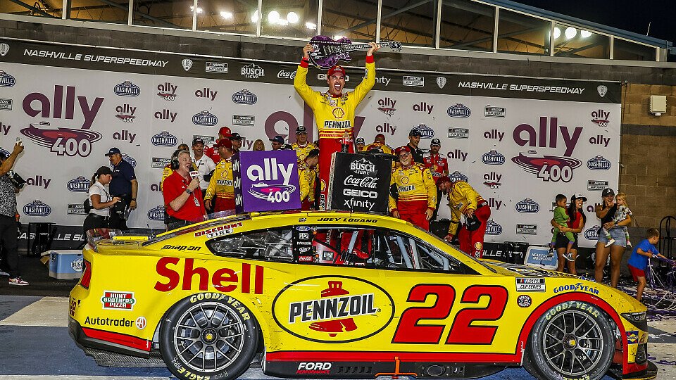 Joey Logano (Team Penske) feiert den ersten Saisonsieg in der Victory Lane