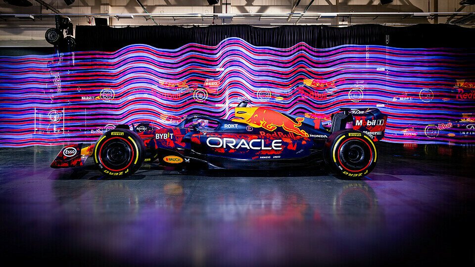 Die Spezial-Lackierung von Red Bull für Silverstone mit roter Seitenkasten-Musterung auf einem Showcar präsentiert