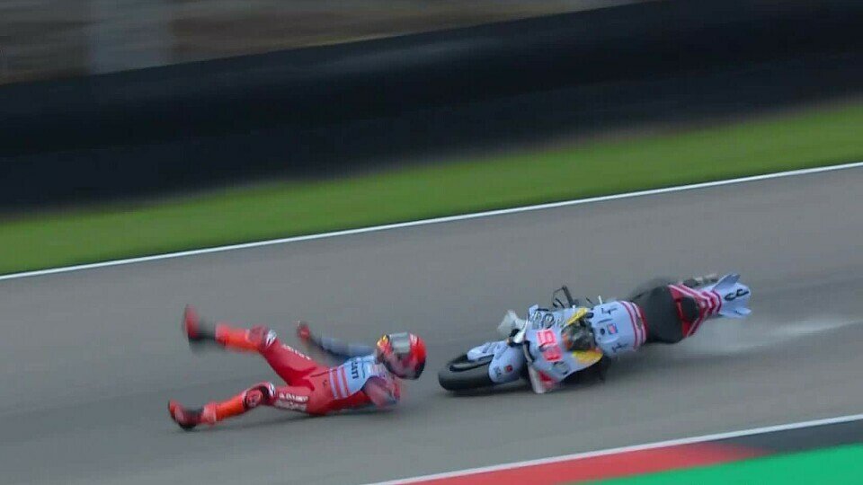 Marc Marquez stürzt im MotoGP-Training am Sachsenring Marc Marquez stürzt im MotoGP-Training am Sachsenring