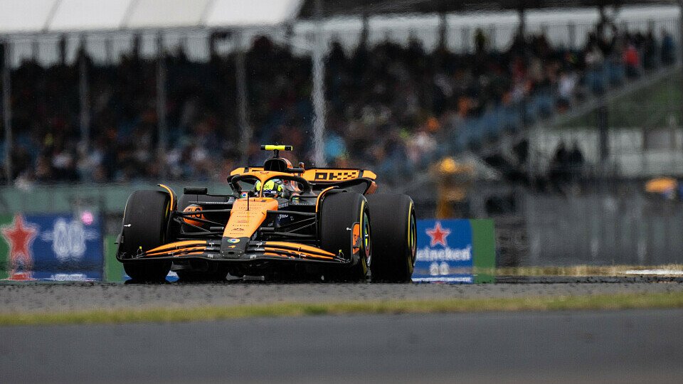 Lando Norris durchfährt am Freitag in Silverstone Copse