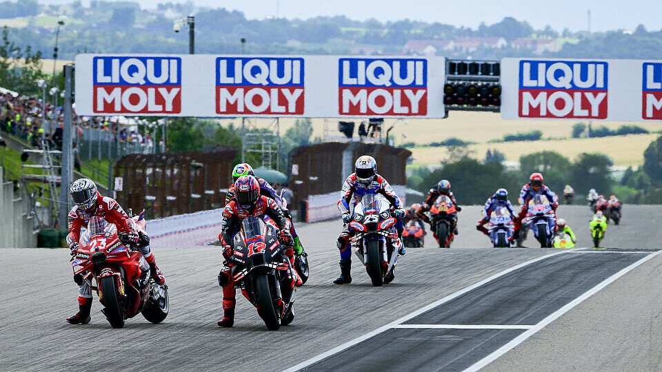 Am Sonntag warten die Rennen aller Klassen am Sachsenring auf uns, Foto: LAT Images