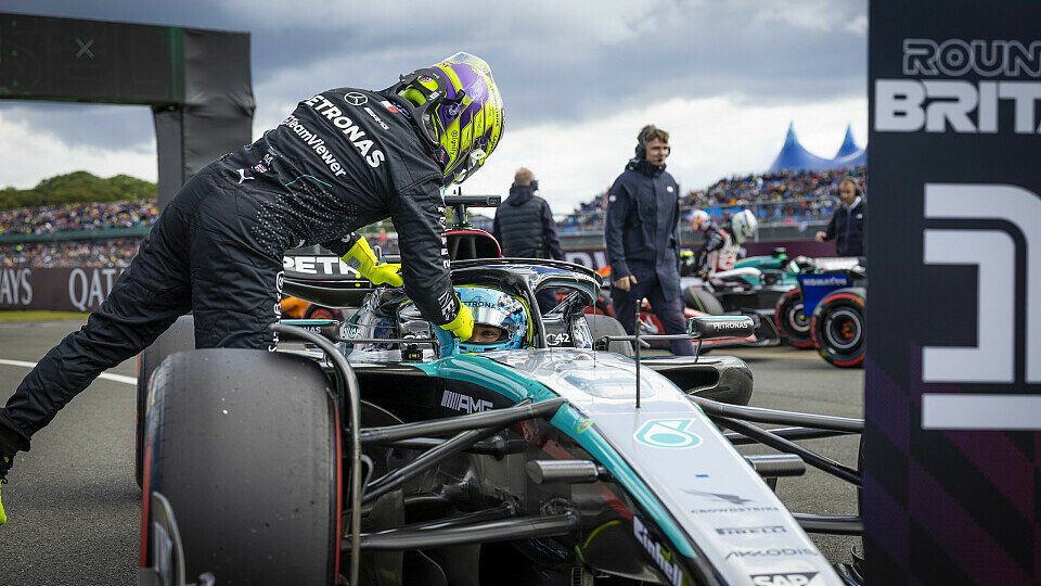 Mercedes-Pilot Lewis Hamilton gratuliert seinem Teamkollegen George Russell zur Pole Position