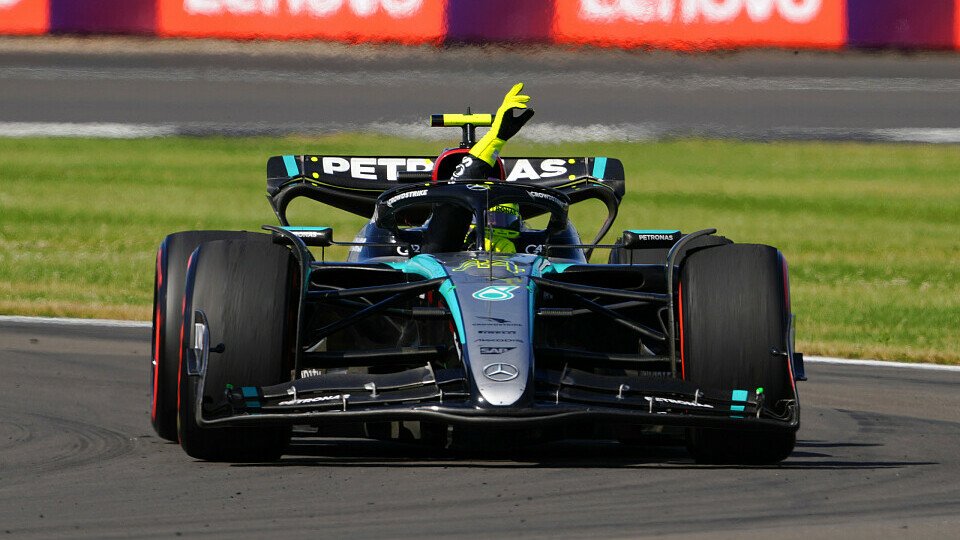 Siegerrunde für Lewis Hamilton nach seinem 9. Sieg in Silverstone Siegerrunde für Lewis Hamilton nach seinem 9. Sieg in Silverstone