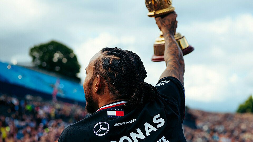 Teamfeier mit Sieger Lewis Hamilton (Mercedes)