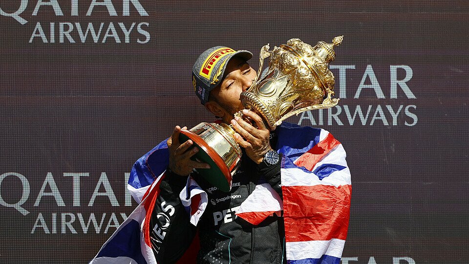 Hamilton küsst die Siegertrophäe beim Großbritannien GP 2024