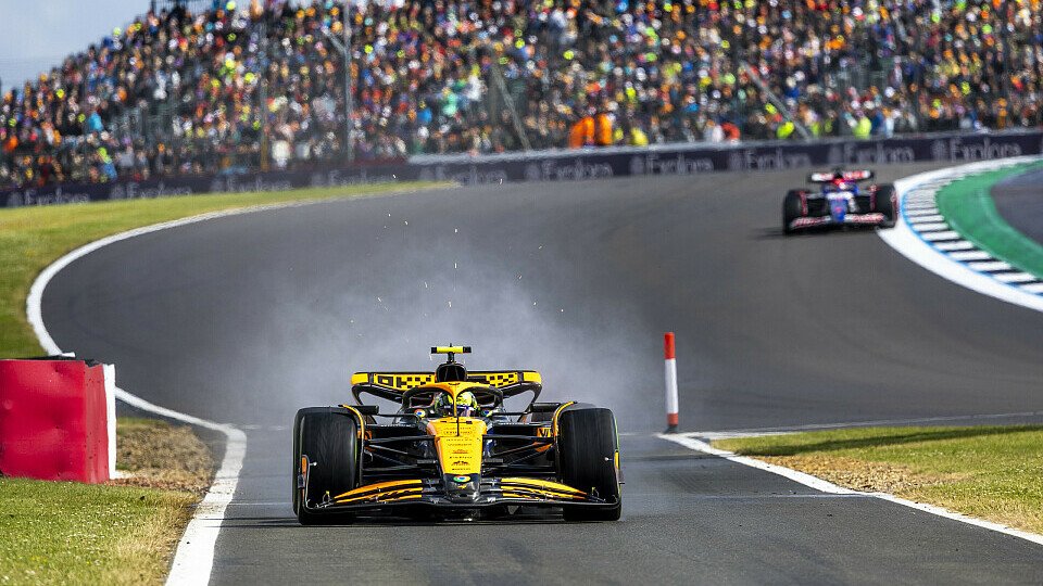 Lando Norris bremst in der Boxeneinfahrt von Silverstone mit stehenden Reifen ab