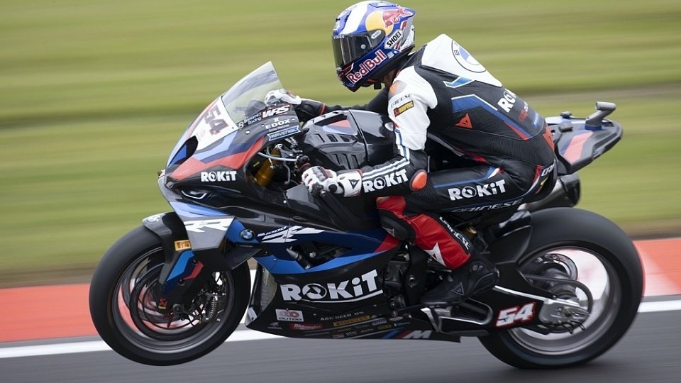 Toprak Razgatlioglu sichert sich den Sieg im Sprint in Donington, Foto: LAT Images