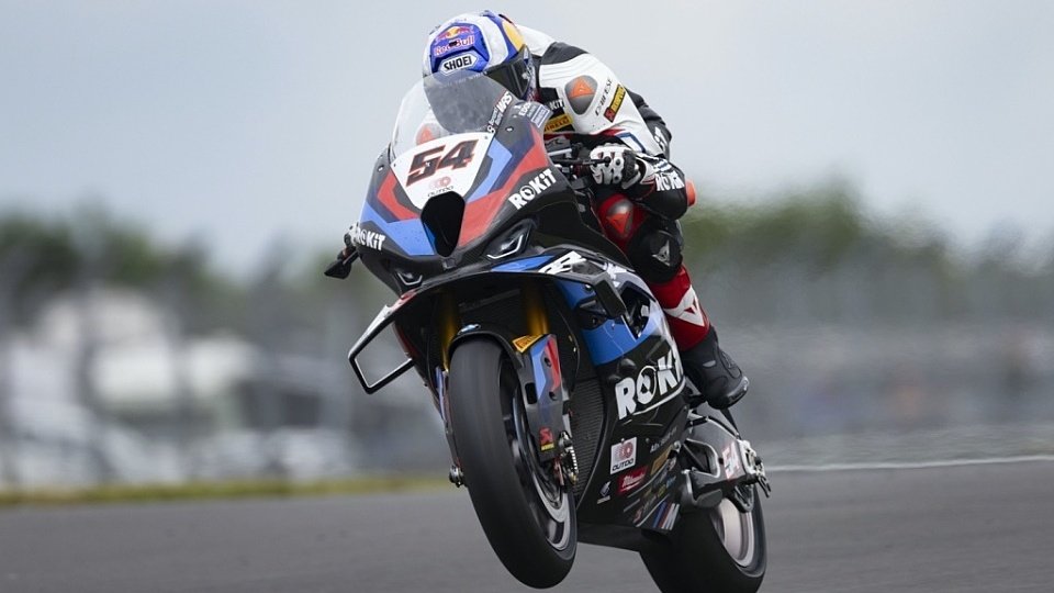 Toprak Razgatlioglu holt auch den Sieg im zweiten Rennen in Donington, Foto: LAT Images