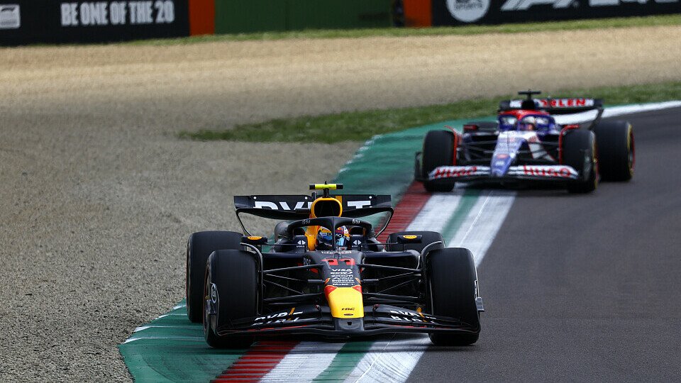 Sergio Perez im Red Bull vor Daniel Ricciardo im Racing Bull