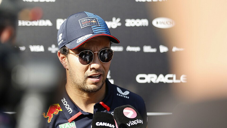 Red Bull-Fahrer Sergio Perez spricht mit den Medien Red Bull-Fahrer Sergio Perez spricht mit den Medien