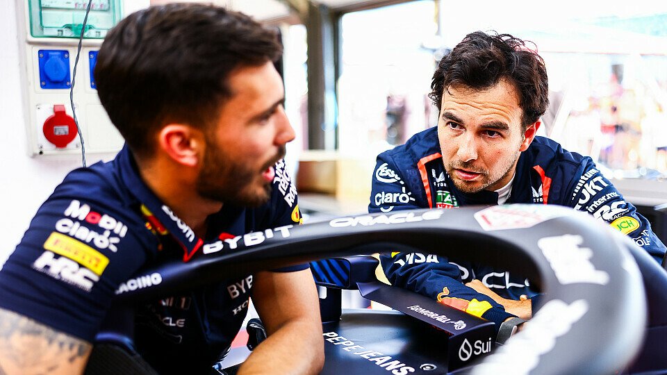 Red Bull-Fahrer Sergio Perez spricht mit Mechaniker in der Box