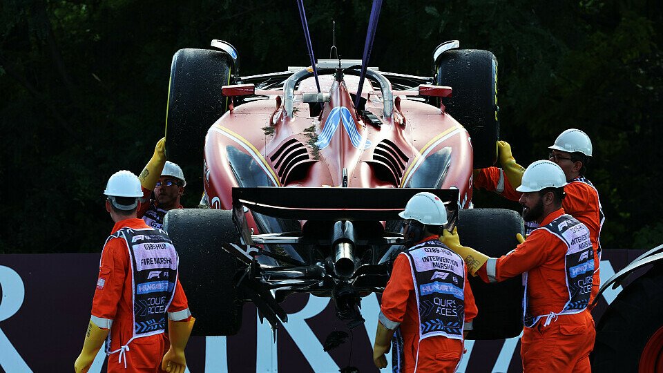 Charles Leclerc (Ferrari) nach dem Crash am Haken vom Abschleppwagen Charles Leclerc (Ferrari) nach dem Crash am Haken vom Abschleppwagen