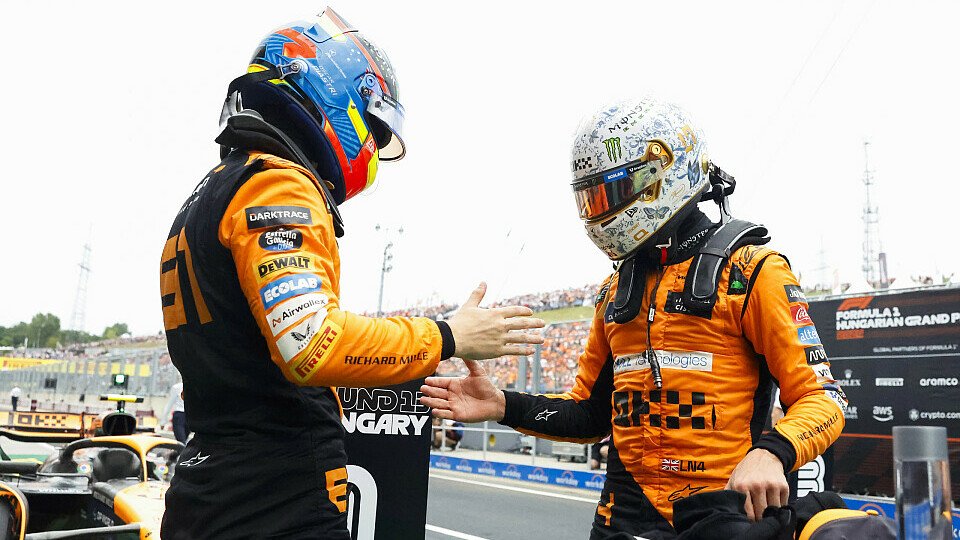 Der zweitplatzierte Oscar Piastri gratuliert seinem McLaren-Teamkollegen Lando Norris zur Pole in Ungarn
