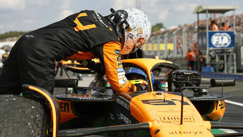 McLaren-Pilot Lando Norris gratuliert im Parc Ferme seinem Teamkollegen Oscar Piastri zum ersten Karriere-Sieg