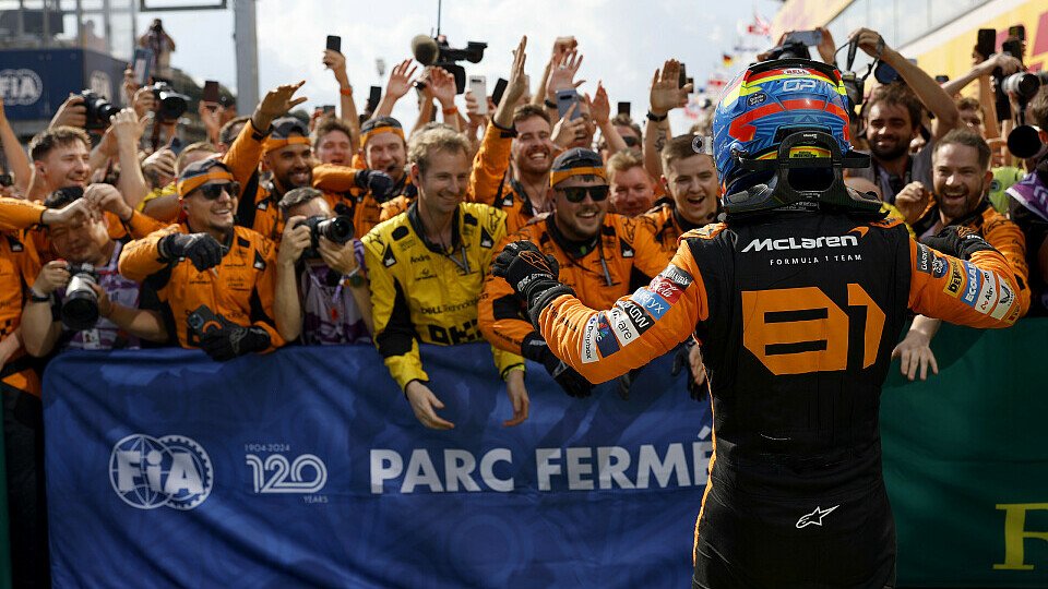 McLaren-Team feiert Oscar Piastri im Parc Ferme nach seinem ersten Karriere-Sieg 