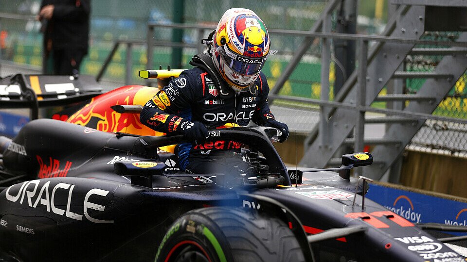 Sergio Perez (Red Bull) kommt als Dritter im Parc Ferme an Sergio Perez (Red Bull) kommt als Dritter im Parc Ferme an