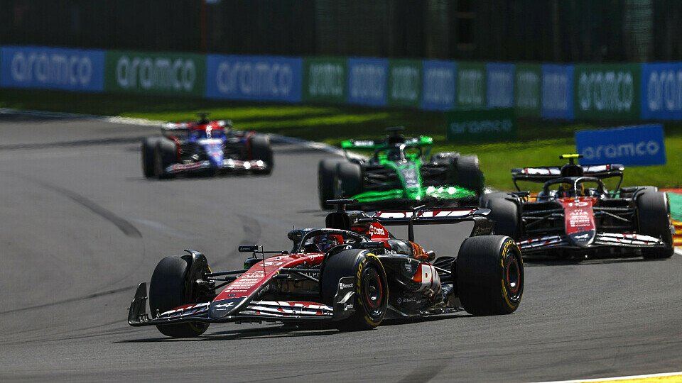 Esteban Ocon vor Alpine-Teampollege Pierre Gasly