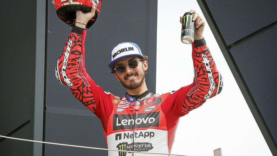 Francesco Bagnaia (Ducati Lenovo Team) feiert Platz 3 auf dem Podium