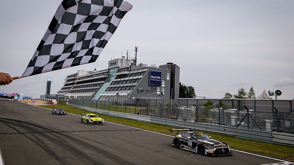 Luca Stolz bei der Zieldurchfahrt am Sonntag der DTM auf dem Nürburgring 2024