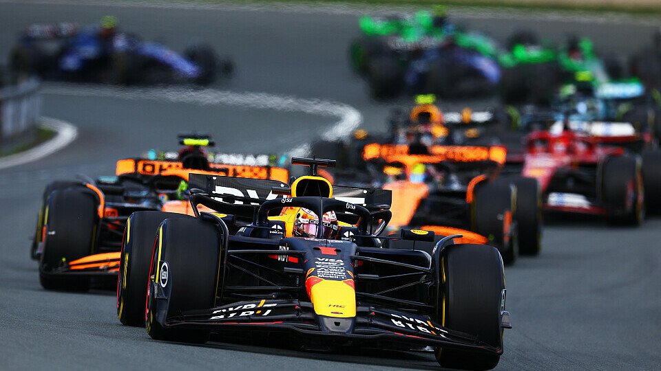 Red Bull-Pilot Max Verstappen (Red Bull) gewinnt den Start vor Polesetter Lando Norris (McLaren) Red Bull-Pilot Max Verstappen (Red Bull) gewinnt den Start vor Polesetter Lando Norris (McLaren)