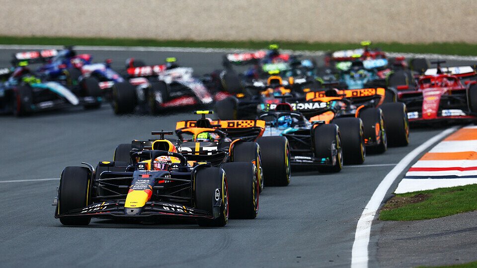 Red Bull-Pilot Max Verstappen (Red Bull) gewinnt den Start vor Polesetter Lando Norris (McLaren)