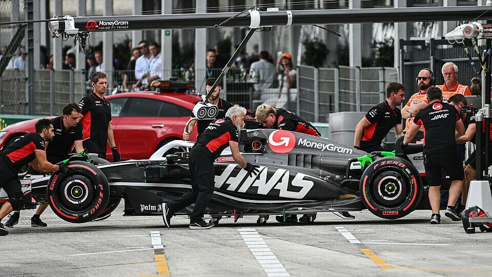 Ein Haas VF-24 wird in Zandvoort zurück in die Garage geschoben