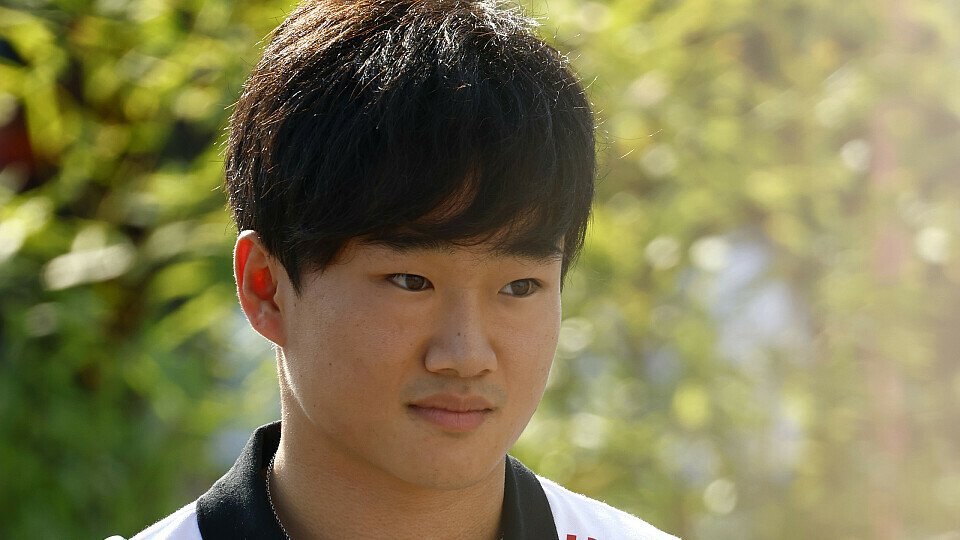 Racing Bull-Fahrer Yuki Tsunoda im Paddock