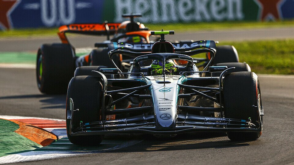 Mercedes-Pilot Lewis Hamilton vor Oscar Piastri im McLaren