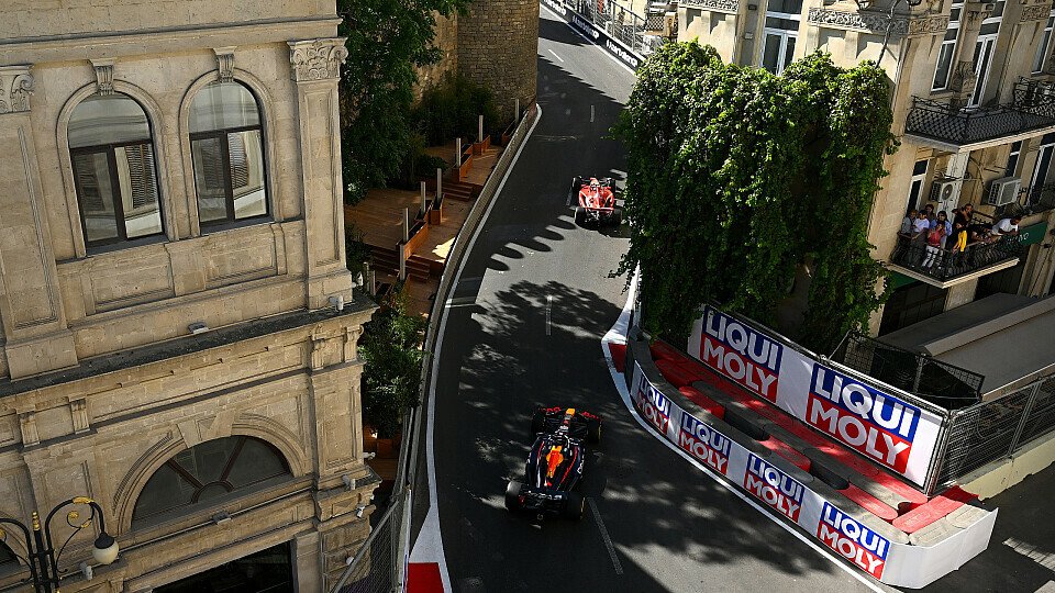 Ferrari-Pilot Carlos Sainz Jr. vor Max Verstappen im Red Bull Ferrari-Pilot Carlos Sainz Jr. vor Max Verstappen im Red Bull