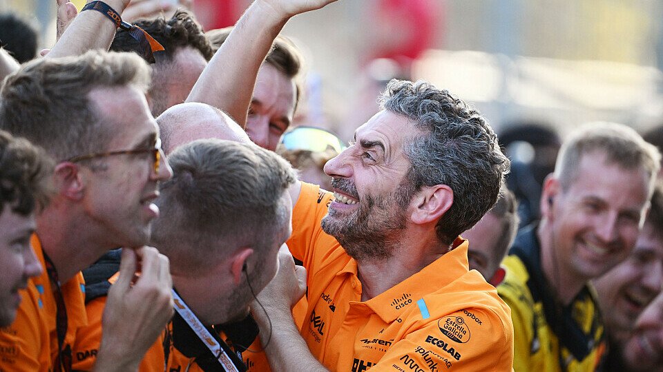 McLaren-Teamchef Andrea Stella feiert mit seinem Team im Parc Ferme