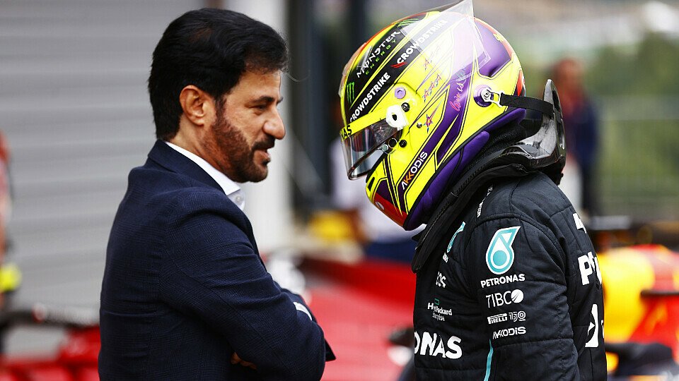 FIA-Präsident Mohammed Ben Sulayem und Mercedes-Pilot Lewis Hamilton im Parc Ferme