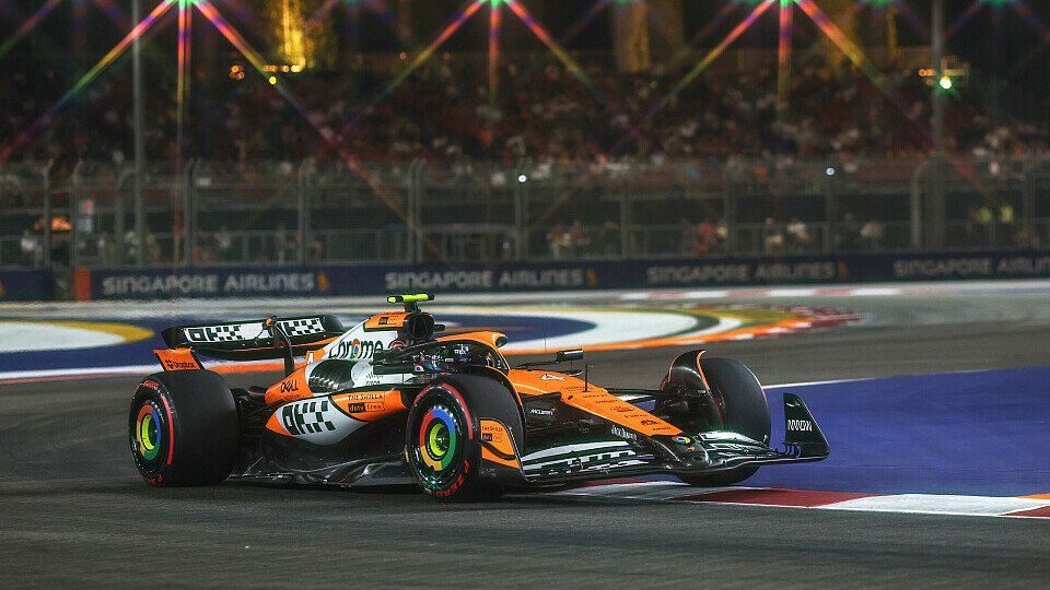 Lando Norris durchfährt in Singapur unter Flutlicht die ersten Kurven