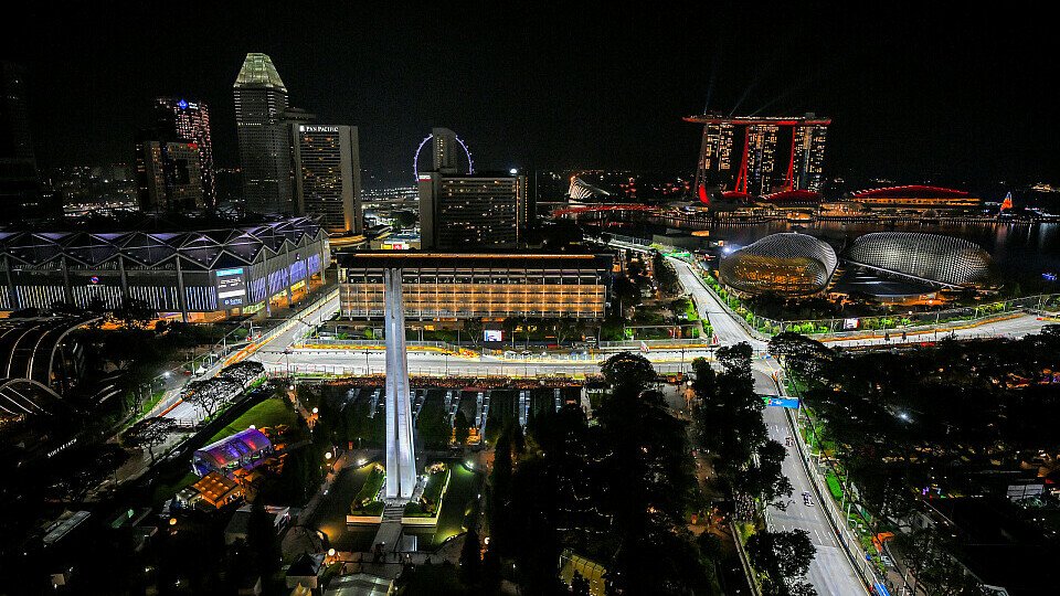 Panorama vom Marina Bay Street Circuit bei Flutlicht