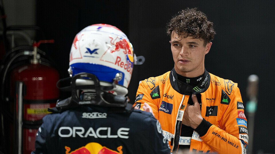 Der Zweitplatzierte Max Verstappen (Red Bull) gratuliert Lando Norris (McLaren) im Parc Ferme zur Pole Position