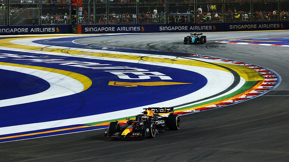 Red Bull-Pilot Max Verstappen vor Lewis Hamilton im Mercedes Red Bull-Pilot Max Verstappen vor Lewis Hamilton im Mercedes