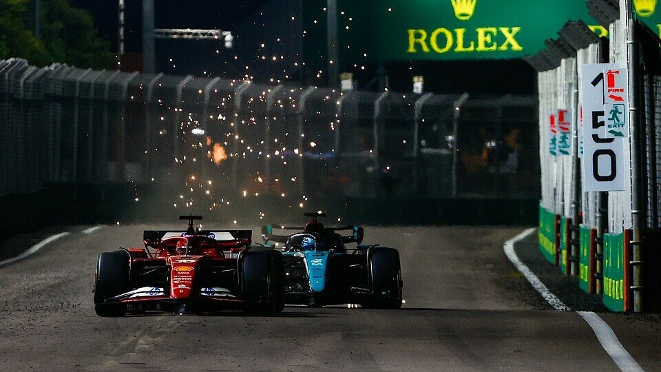 Ferrari-Pilot Charles Leclerc im Zweikampf mit Mercedes-Pilot George Russell beim Formel-1-Rennen in Singapur.