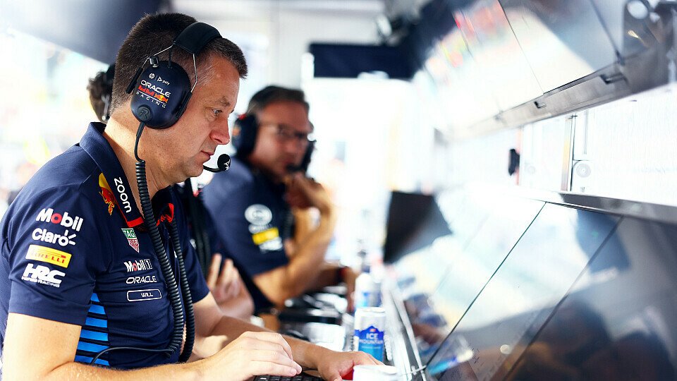 Red-Bull-Chefstratege Will Courtenay am Kommandostand