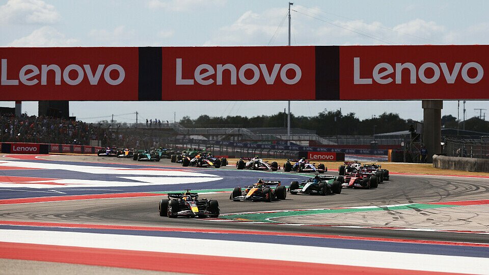 Polesetter Max Verstappen (Red Bull) takes the start ahead of Lando Norris in McLaren and George Russell in Mercedes