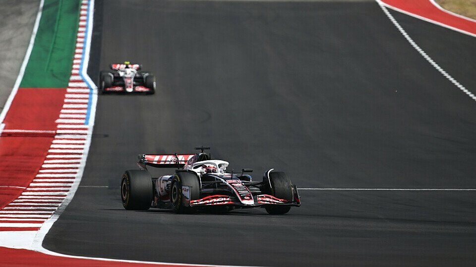 Haas-Pilot Kevin Magnussen vor Teamkollege Nico Hülkenberg 