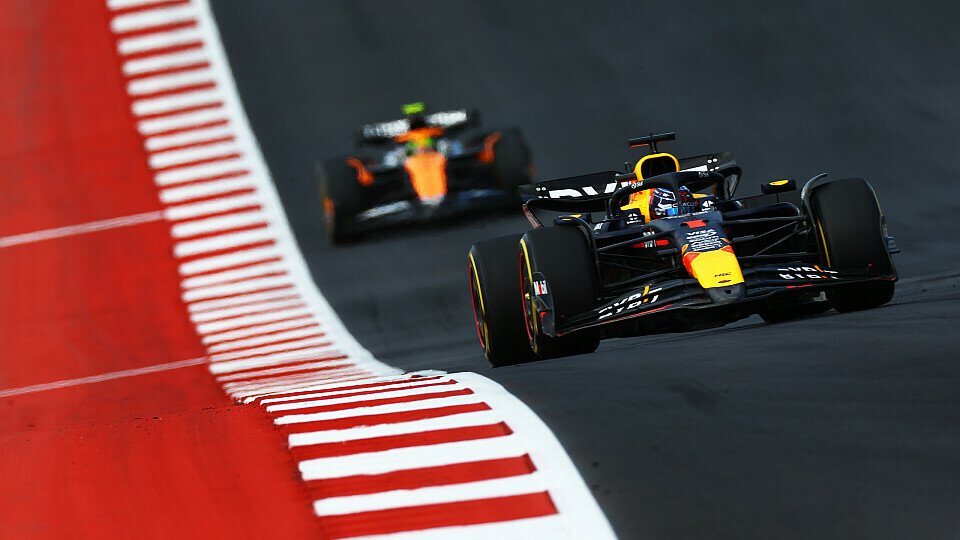 Red Bull-Pilot Max Verstappen führt vor Lando Norris im McLaren