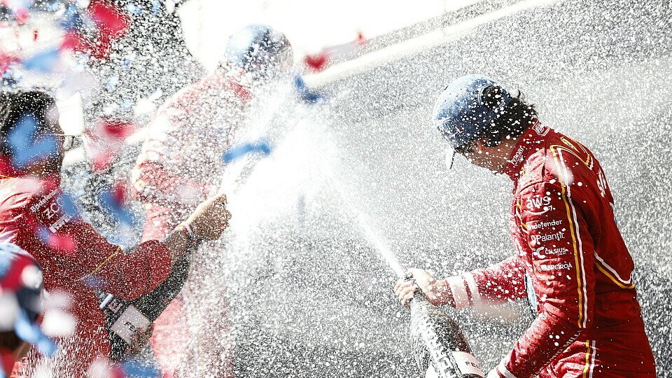 Ferrari-Fahrer Charles Leclerc und Carlos Sainz feiern auf dem Podium nach dem Doppelsieg beim USA-GP der Formel 1 in Austin. Ferrari-Fahrer Charles Leclerc und Carlos Sainz feiern auf dem Podium nach dem Doppelsieg beim USA-GP der Formel 1 in Austin.